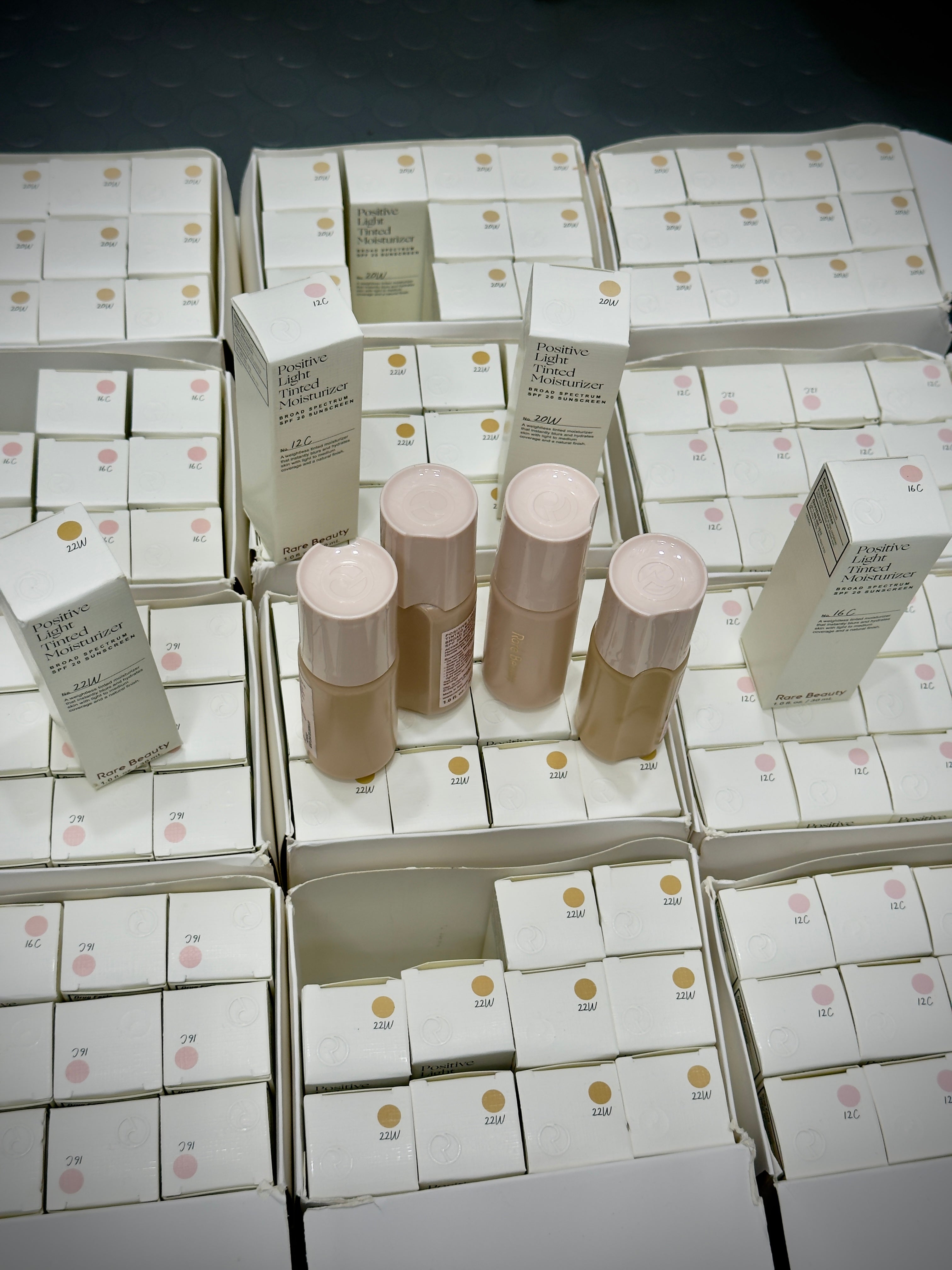 RARE BEAUTY POSITIVE LIGHT TINTED MOISTURIZER 30ml
